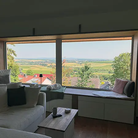 Großflächiges Doppelfenster mit Blick auf die Felder