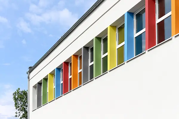Fassade mit bunten Fensterrahmen
